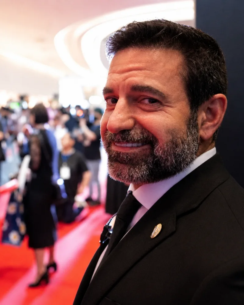 Aron Richotti in a black suit at a red-carpet event